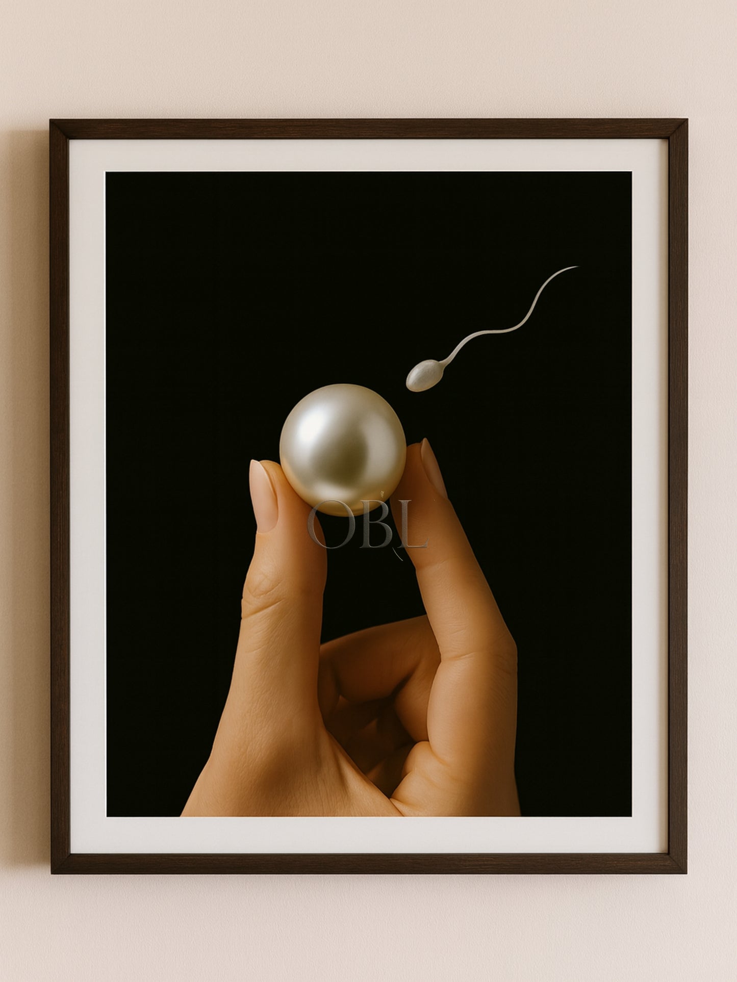 Mano sosteniendo una perla sobre fondo negro con un trazo blanco ascendente, representando el origen biológico como símbolo de lujo y creación. Obra digital curada por OBLIVIA™.